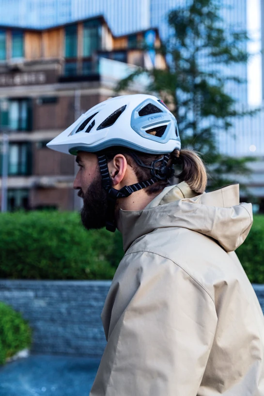 Cyklistická helma Abus Urban-I 3.0 Ace Polar White L