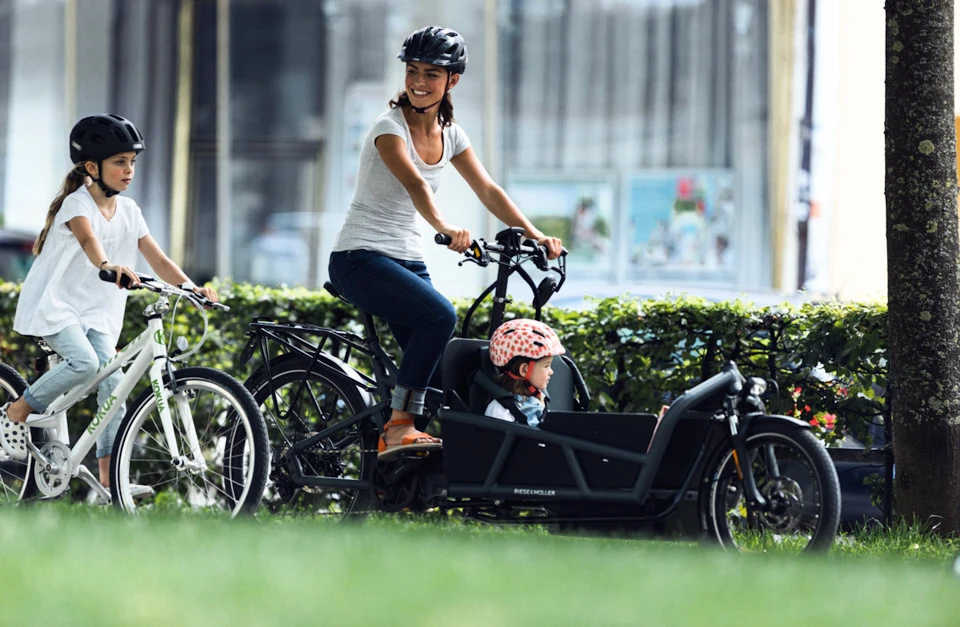 Cyklistická helma Abus Urban-I 3.0 Flower Art