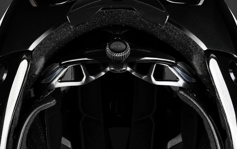 Cyklistická helma MET  Parachute black M