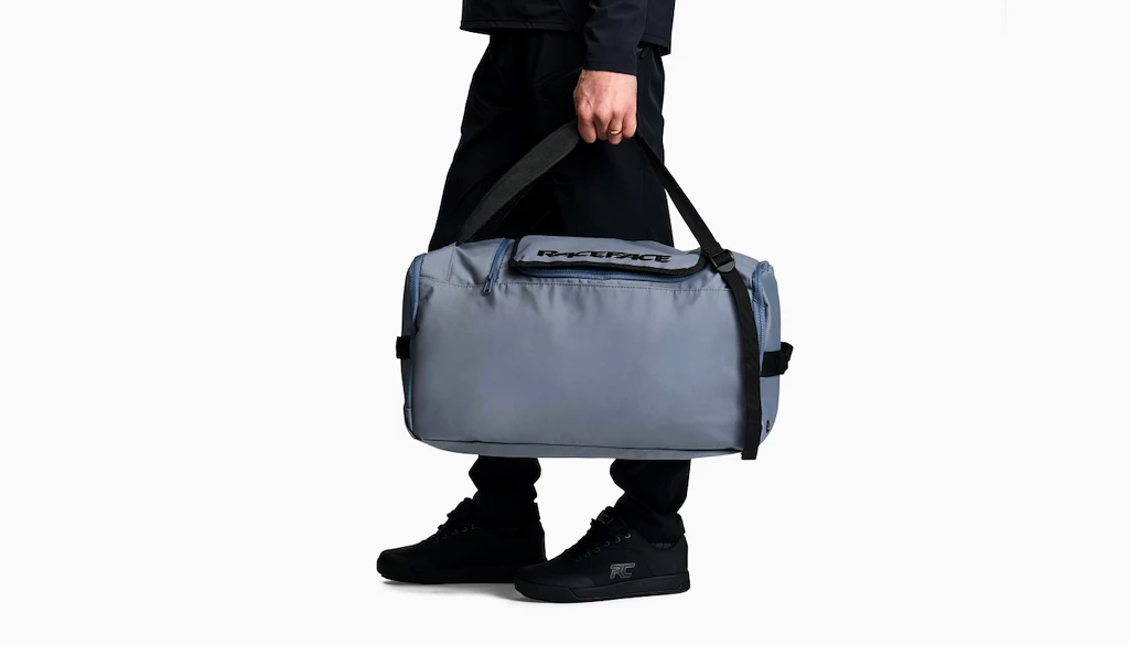 Cyklistická taška s převlékací podložkou Race Face  Stash Gear Bag Concrete