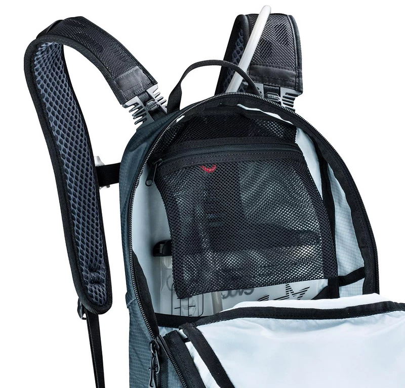 Cyklistický batoh EVOC CC 16l + 2l Bladder černý