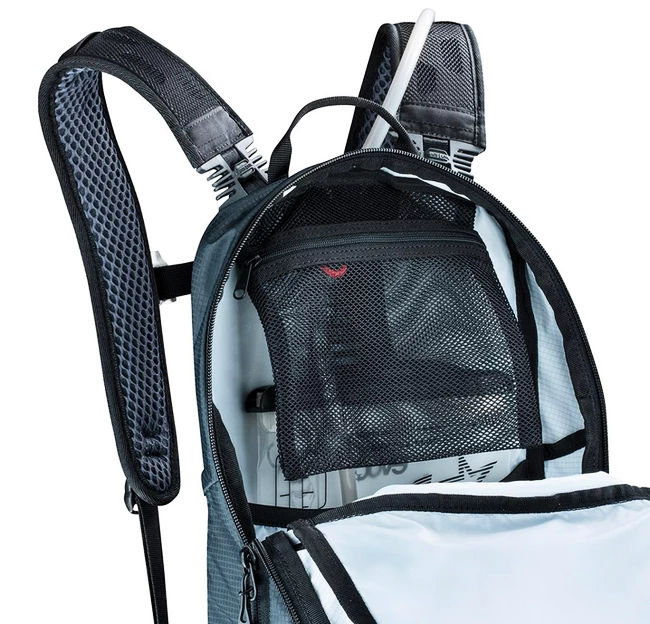 Cyklistický batoh EVOC CC 16l + 2l Bladder černý