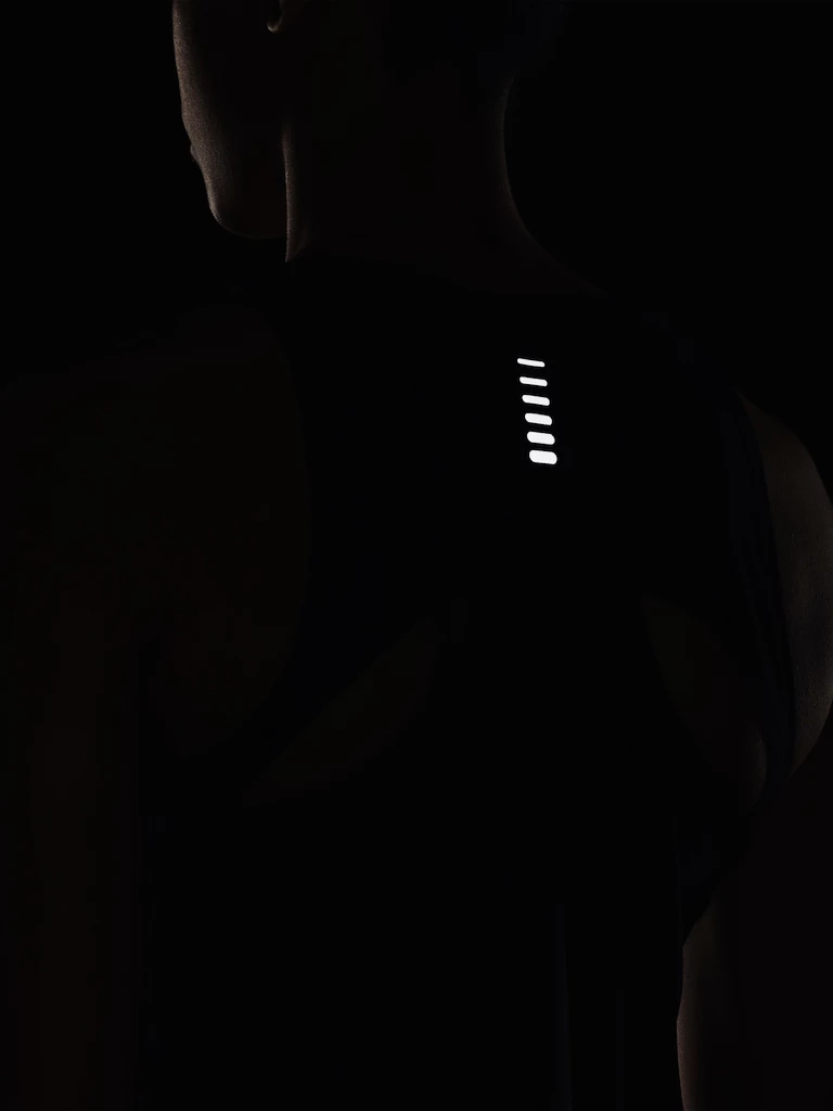 Dámské tílko Under Armour  IsoChill Run Laser Tank-BLK