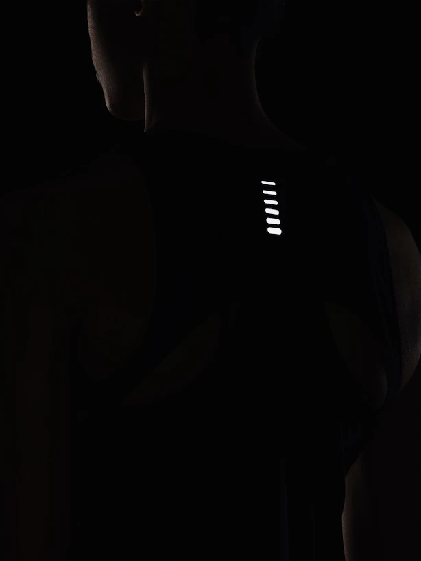 Dámské tílko Under Armour  IsoChill Run Laser Tank-BLK XS