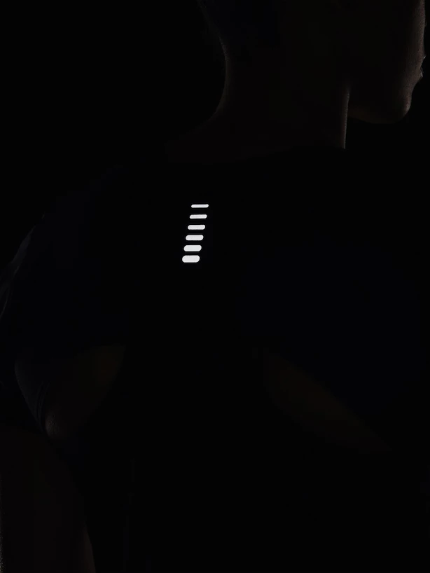 Dámské tričko Under Armour  IsoChill Run Laser Tee-BLK S