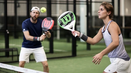 Jak hrát volej v padelu – tipy na techniku, taktiku i reakci na rychlé míče