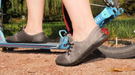 Obutá neobutá: Proč koloběžím v barefoot botách?