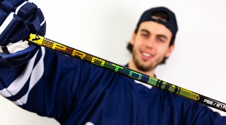 RECENZE: Hokejka Bauer PROTO R Gold – nejlehčí mid kick hokejka se zlatým šmrncem