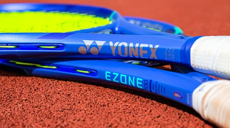 RECENZE: Tenisové rakety Yonex EZONE 2025 – samet a síla, co odpouští chyby