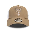 Kšiltovka New Era Trucker Essential NBA Milwaukee Bucks Camel/White