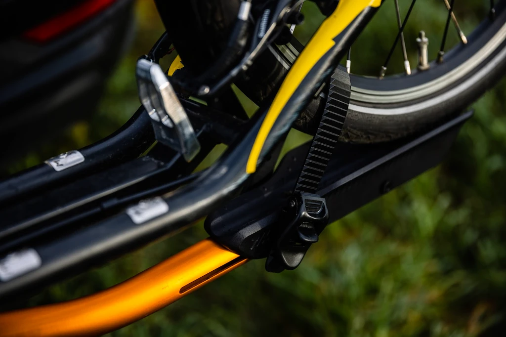 Nosič koloběžek na tažné zařízení TMK  FLY Footbike 01 - black