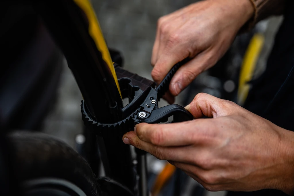 Nosič koloběžek na tažné zařízení TMK  FLY Footbike 01 - black