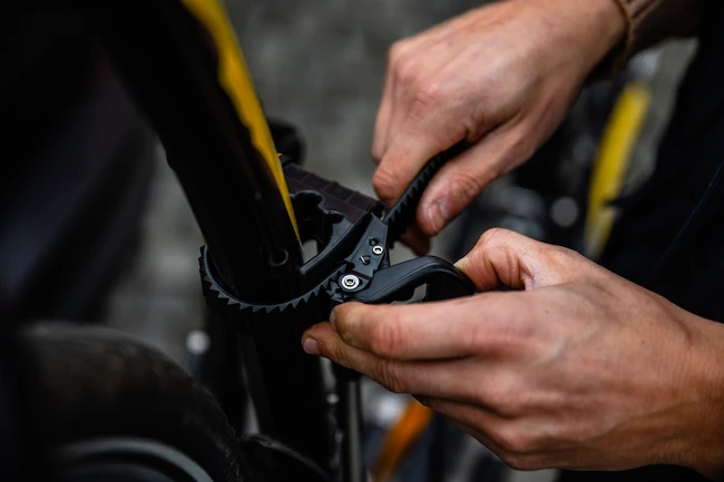 Nosič koloběžek na tažné zařízení TMK  FLY Footbike 01 - black