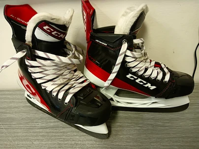 Poškozeno - Hokejové brusle CCM JetSpeed FT4 PRO Senior  EUR 42,5  Wide