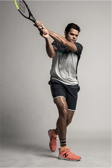 Milos Raonic s tenisovými raketami Wilson Blade v7