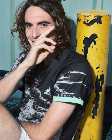 Stefanos Tsitsipas v oblečení na tenis adidas New York