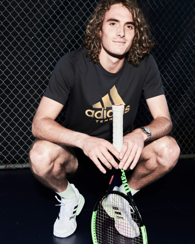 Stefanos Tsitsipas v oblečení na tenis adidas New York