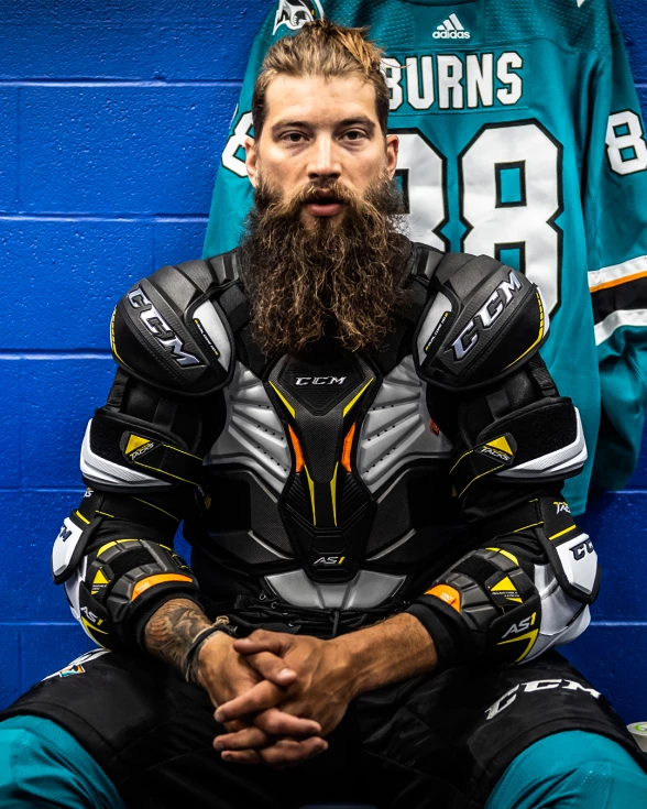 Brent Burns v hokejových chráničích CCM Tacks