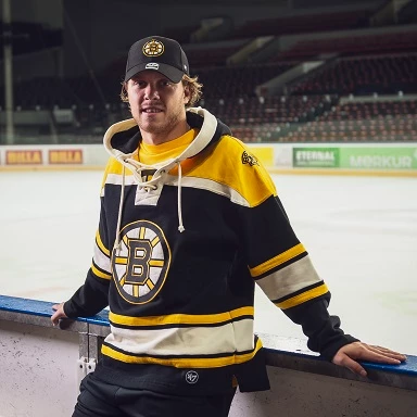 David Pastrňák ve fan oblečení Boston Bruins