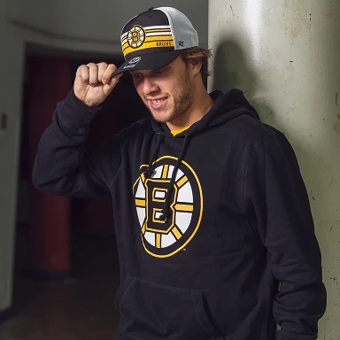 David Pastrňák ve fan oblečení Boston Bruins