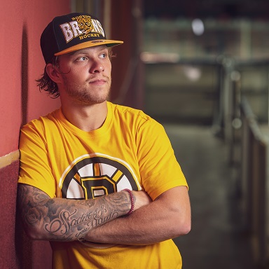 David Pastrňák ve fan oblečení Boston Bruins