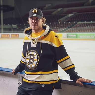 David Pastrňák ve fan oblečení Boston Bruins