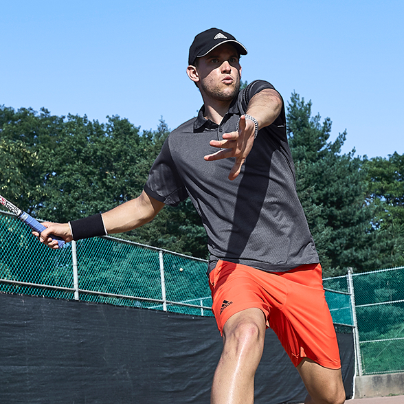 Dominic Thiem v kolekci tenisového oblečení adidas PrimeBlue 2020
