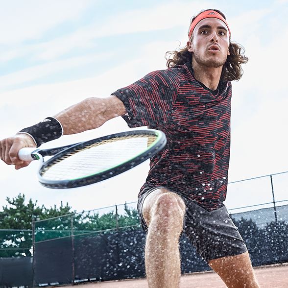 Stefanos Tsitsipas v kolekci tenisového oblečení adidas PrimeBlue 2020