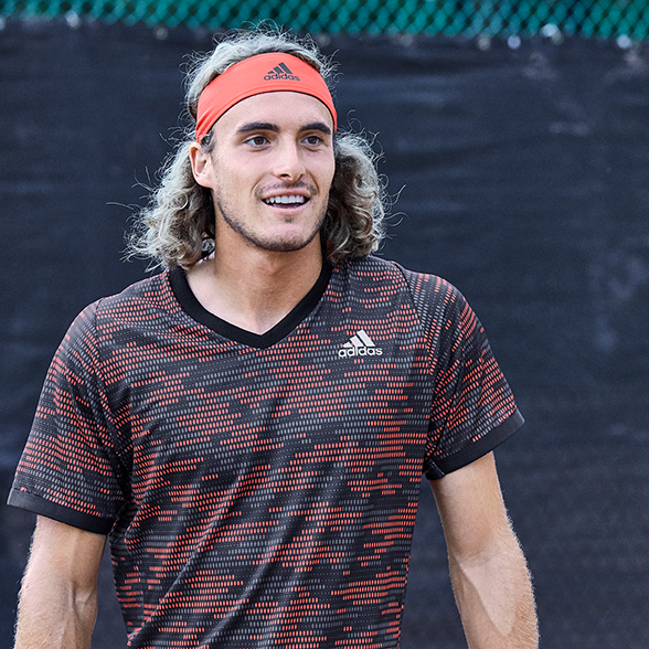Stefanos Tsitsipas v kolekci tenisového oblečení adidas PrimeBlue 2020