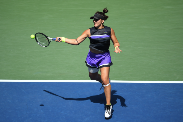 Bianca Andreescu s tenisovou raketou Head Speed