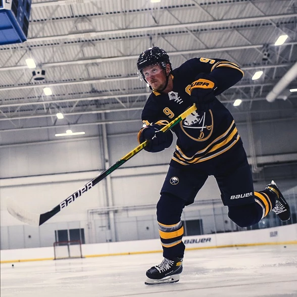Jack Eichel v hokejových bruslích Bauer Supreme Ultrasonic