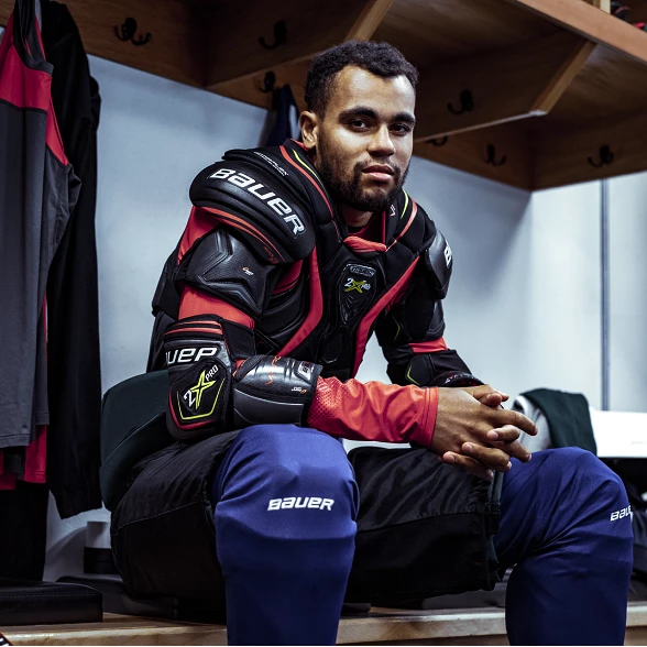 Jordan Greenway v hokejových chráničích Bauer Vapor