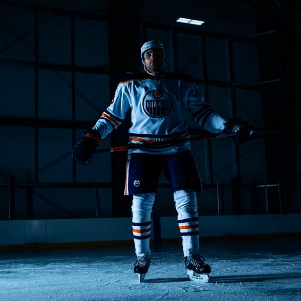 Leon Draisaitl v hokejové výstroji Warrior