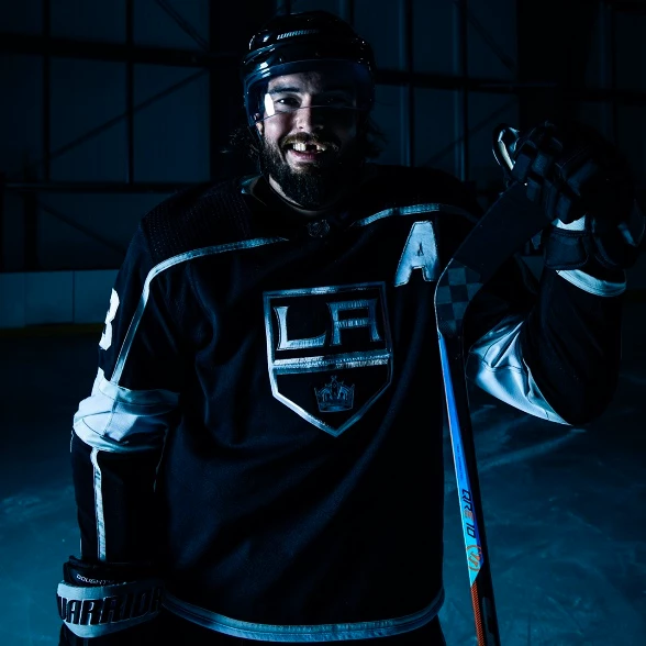 Drew Doughty v hokejové výstroji Warrior
