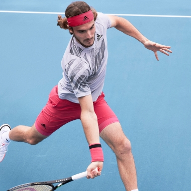 Stefanos Tsitsipas v oblečení na tenis adidas New York