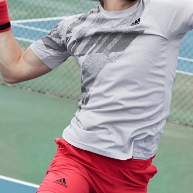 Stefanos Tsitsipas v oblečení na tenis adidas New York