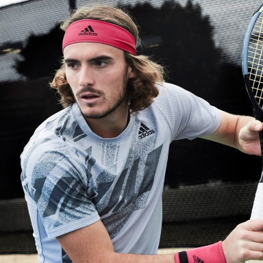Stefanos Tsitsipas v oblečení na tenis adidas New York