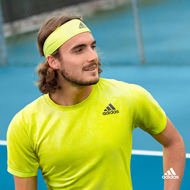 Stefanos Tsitsipas v tenisovém oblečení adidas Australian Open 2021