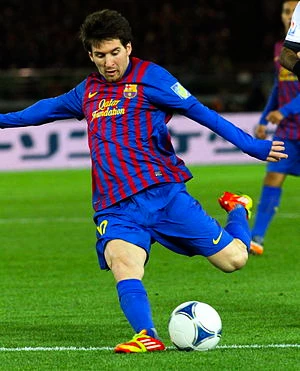 Lionel Messi hraje s kopačkami adidas F50
