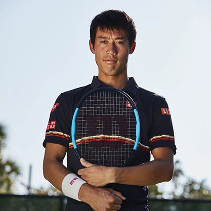 Kei Nishikori s tenisovou raketou Wilson Ultra