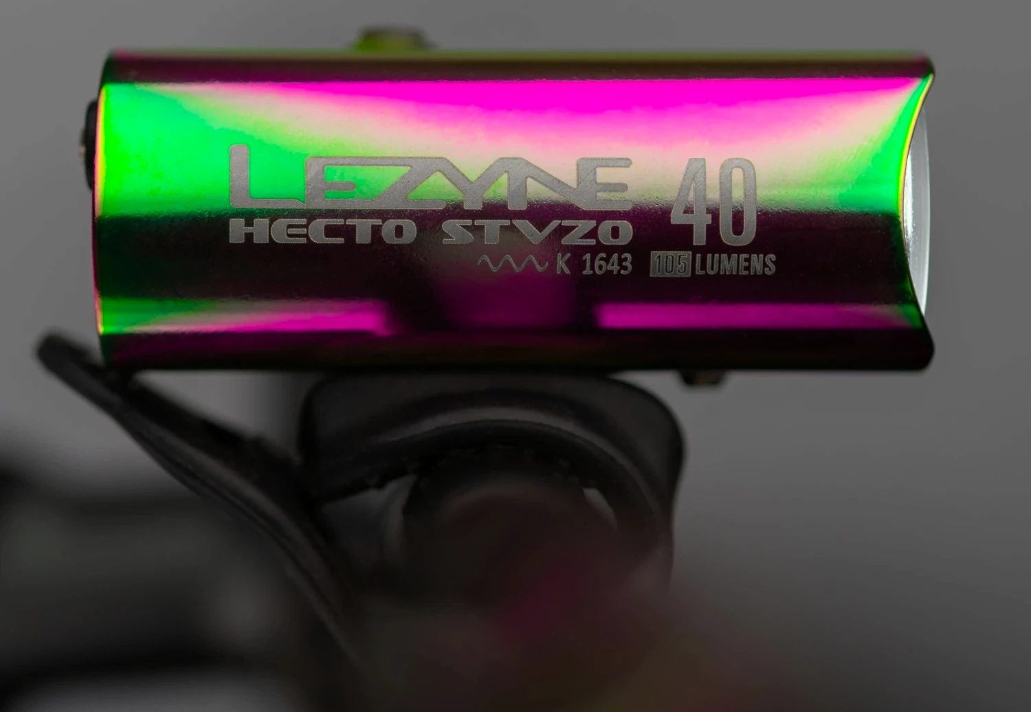 Přední světlo Lezyne HECTO DRIVE STVZO 40 v originálním designu "Neo Metallic" je osazeno vysoce výkonnou LED diodou, která poskytuje svítivost až 40 luxů (105 lumenů) a až sedm hodin provozu.